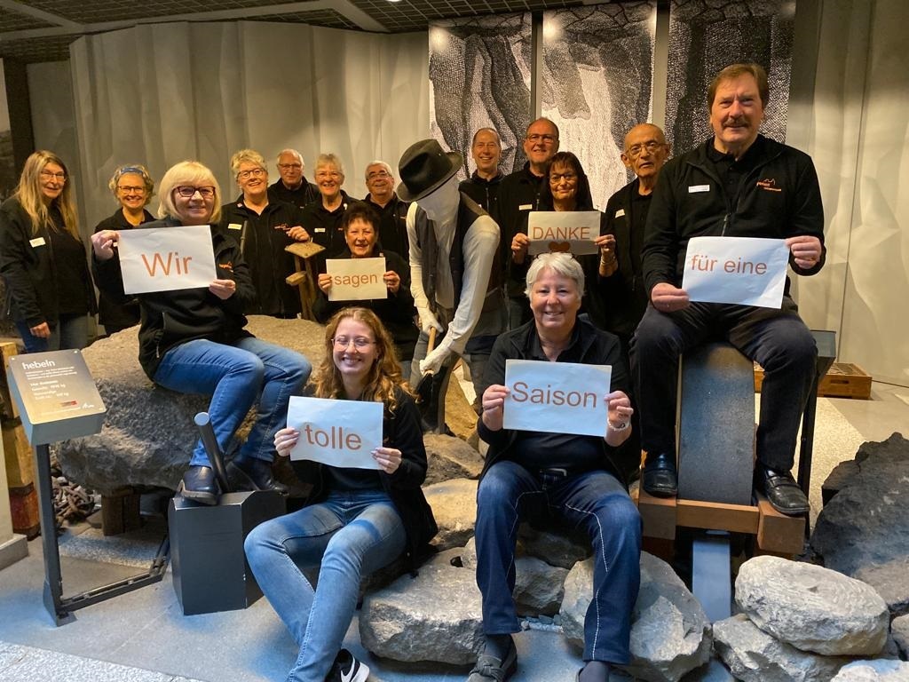 Viele Personen in den Erlebniswelten mit Dankesschildern