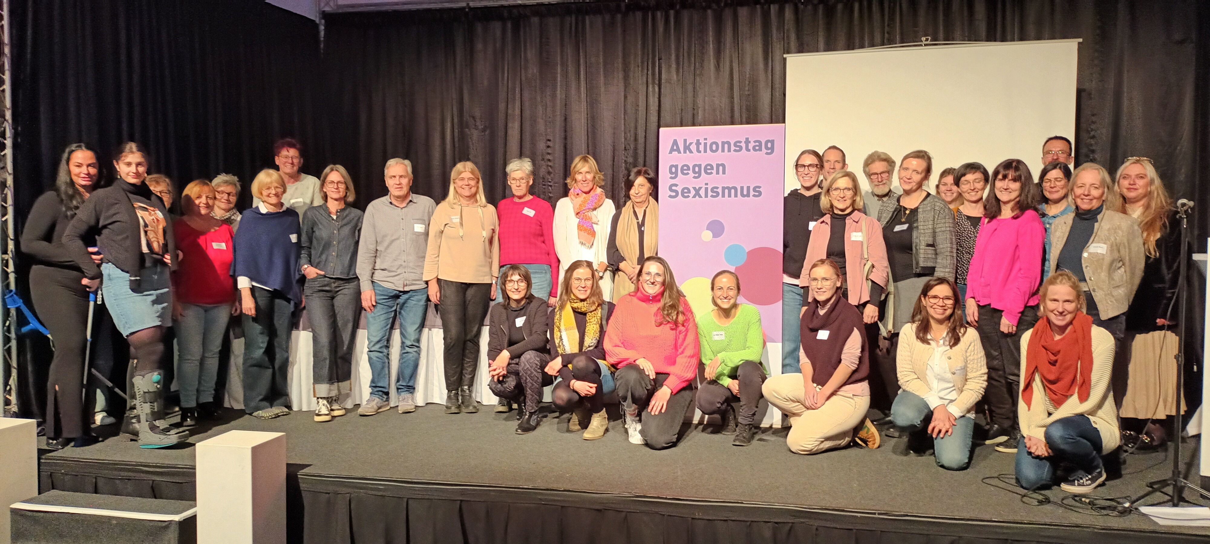Gruppenbild von der Gleichstellungsbeauftragten der Stadt Mayen Dr. Ina Rüber-Teke zusammen mit einigen Teilnehmenden des Aktionstags.
