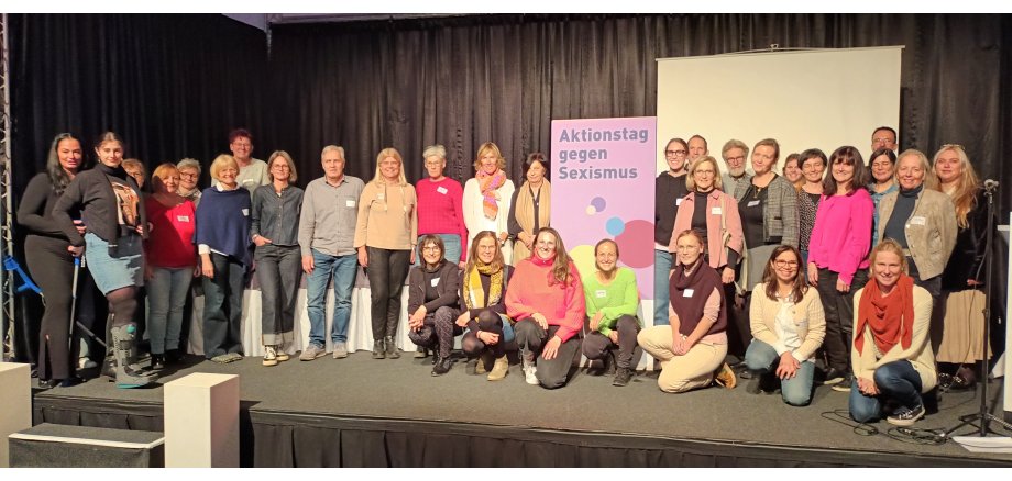 Gruppenbild von der Gleichstellungsbeauftragten der Stadt Mayen Dr. Ina Rüber-Teke zusammen mit einigen Teilnehmenden des Aktionstags.