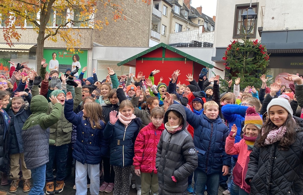 Viele Kinder draußen