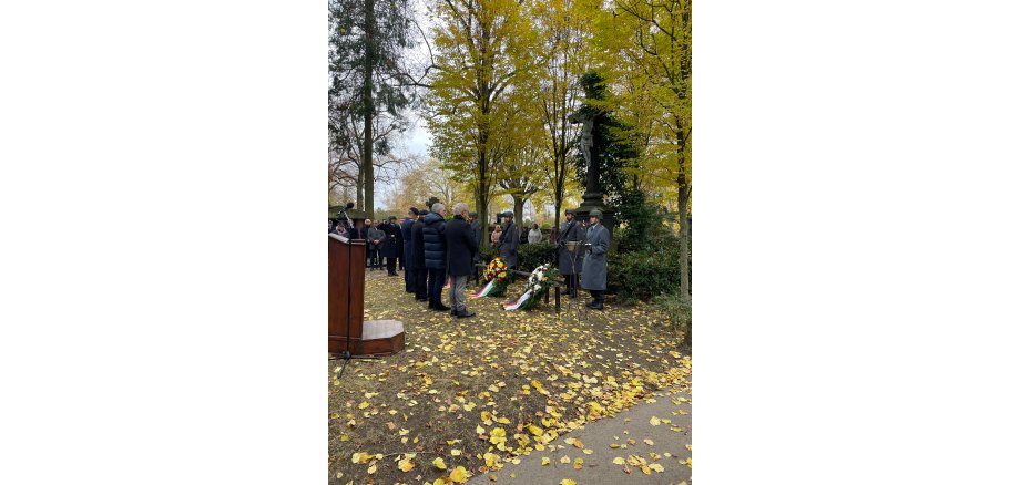 Viele Menschen auf dem Friedhof zur Kranzniederlegung