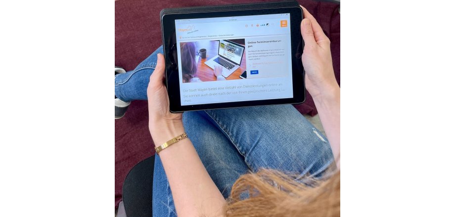 Frau hält I-Pad in den Händen