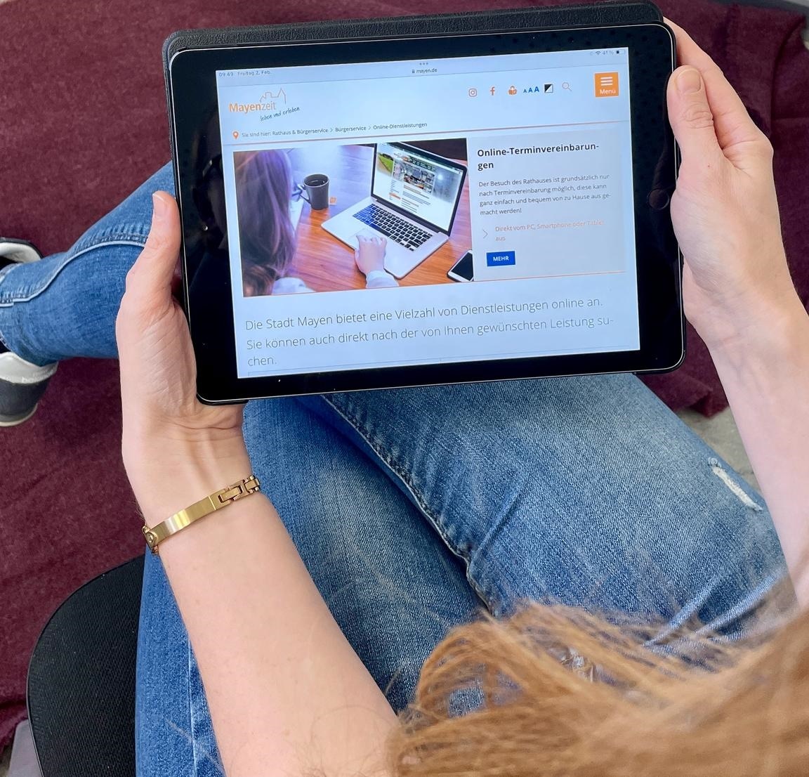 Frau hält I-Pad in den Händen