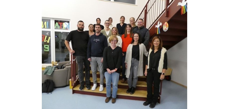 Der neue Elternausschuss der KiTa „In der Weiersbach“: Philipp Wetzlar, Thorsten Voppmann, Kathrin Oerter, Julia Blang, Carina Haupt, Jasmin Alvarez-Martin, Jana Schüller, Sarah Quandel, Marc Widerstein, Miriam Bauer, Laura Driesch, Veronika Schäfer, Franziska Lamack-Wetzlar und Christiane Müller-Grün (KiTa Leitung)