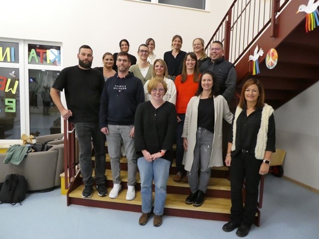 Der neue Elternausschuss der KiTa „In der Weiersbach“: Philipp Wetzlar, Thorsten Voppmann, Kathrin Oerter, Julia Blang, Carina Haupt, Jasmin Alvarez-Martin, Jana Schüller, Sarah Quandel, Marc Widerstein, Miriam Bauer, Laura Driesch, Veronika Schäfer, Franziska Lamack-Wetzlar und Christiane Müller-Grün (KiTa Leitung)