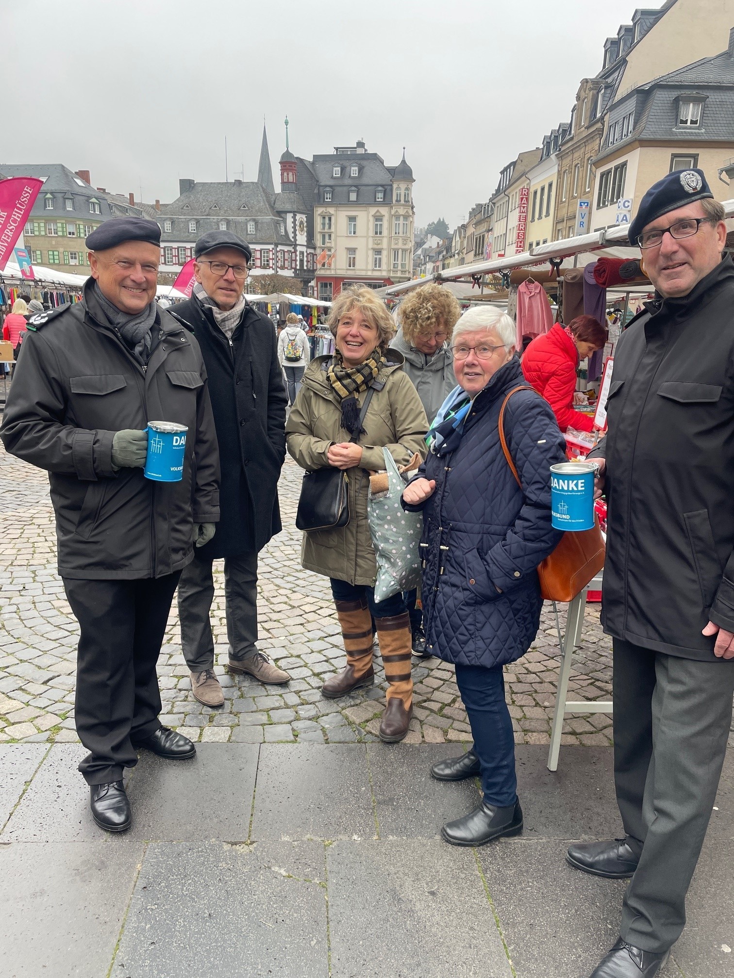 5 Personen auf dem Mayener Marktplatz beim  Sammeln für die Kriegsgräberfürsorge