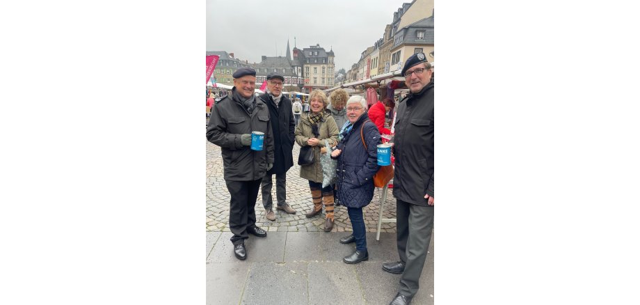5 Personen auf dem Mayener Marktplatz beim  Sammeln für die Kriegsgräberfürsorge