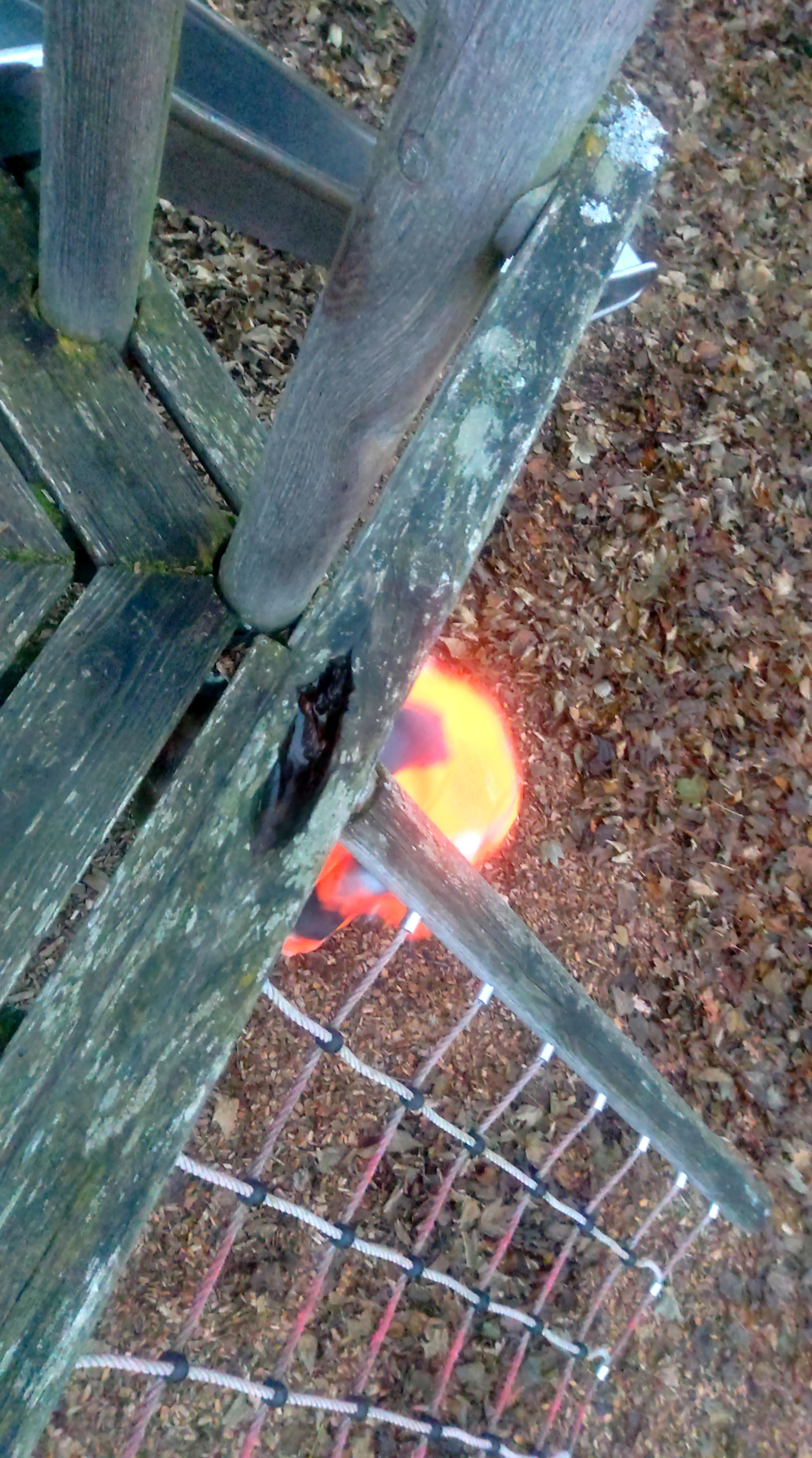 Das Holz des Klettergerüstes ist verfault und stellt eine Gefahr für Kinder dar