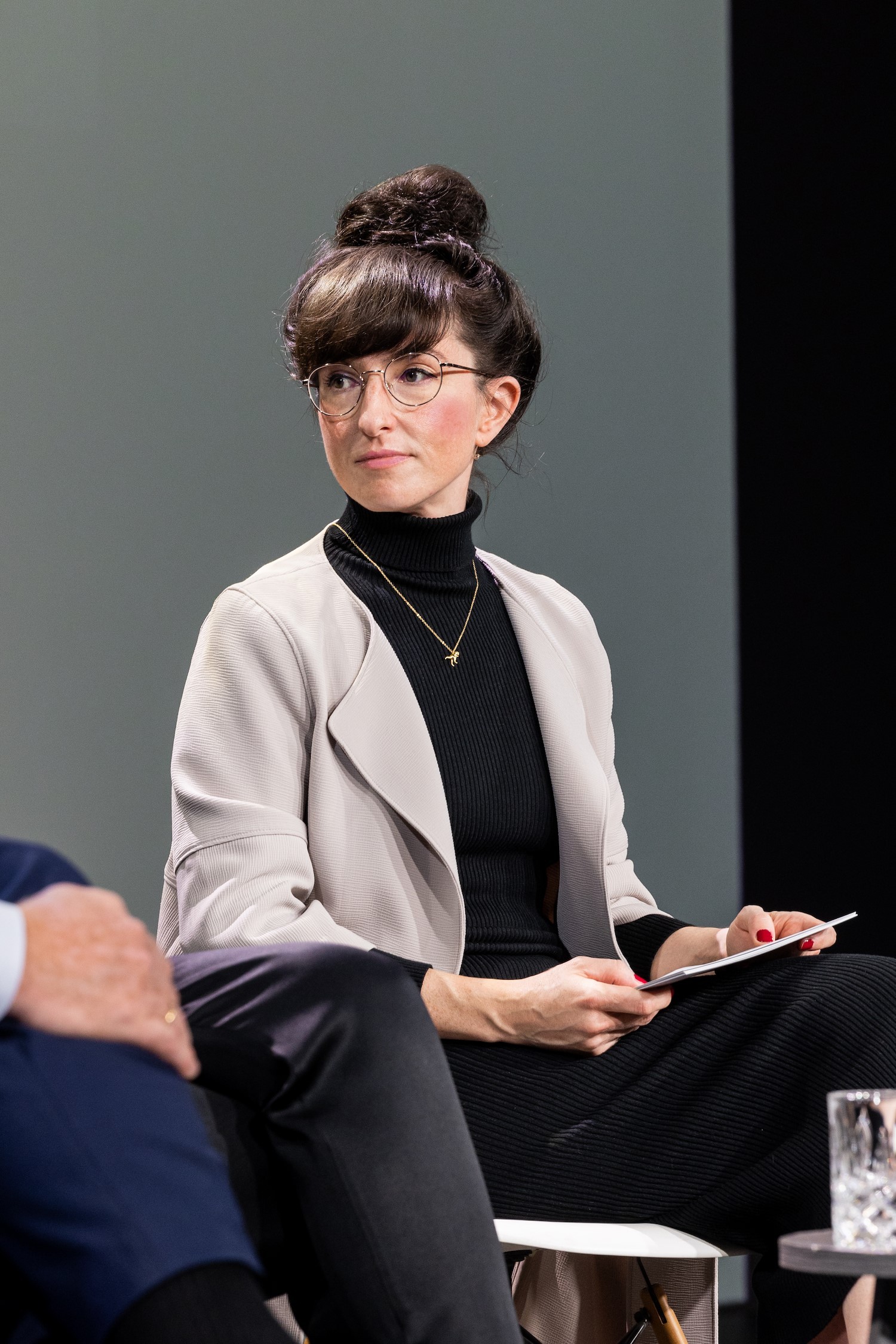 Dr. Lena Marbacher beim Aktionstag gegen Sexismus am 16. November Dr. Lena Marbacher auf einem Podium