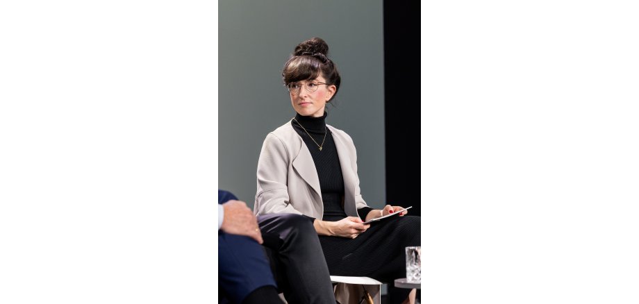 Dr. Lena Marbacher auf einem Podium