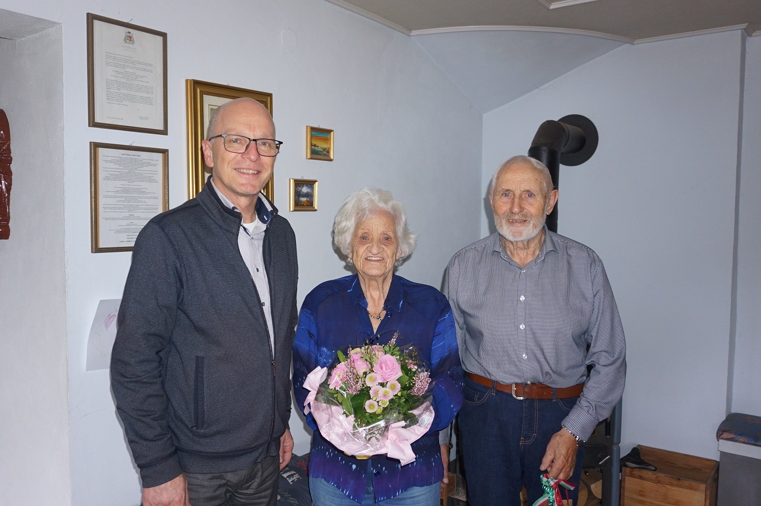 3 Personen stehen für ein Foto zusammen