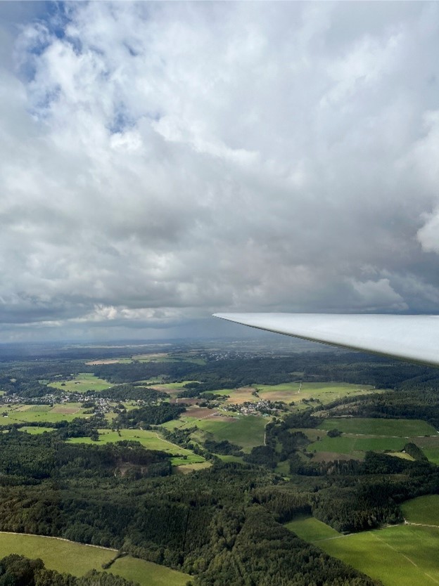 Landschaftsaufnahme aus einem Segelflugzeug auf die Region