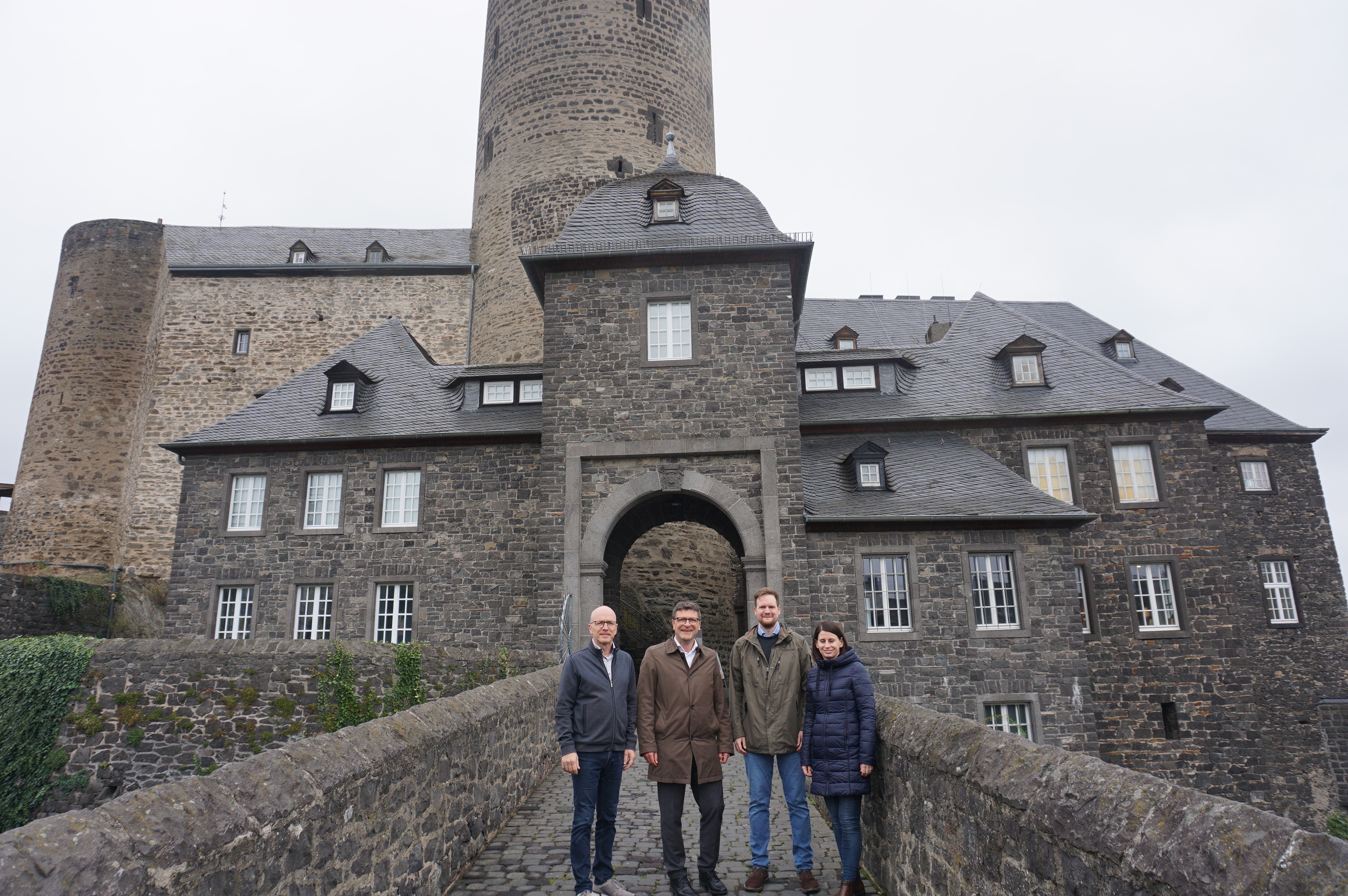 Vier Personen vor der Genovevaburg