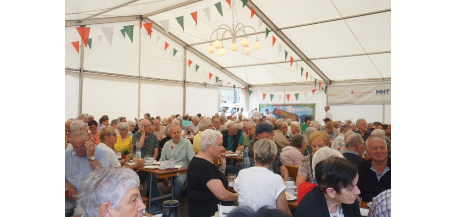 Ein voll besetztes Zelt beim diesjährigen Seniorenfest