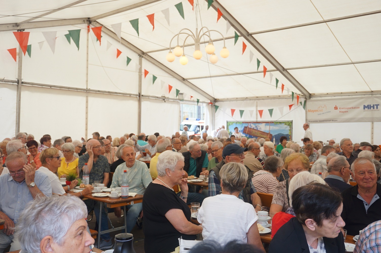 Ein voll besetztes Zelt beim diesjährigen Seniorenfest