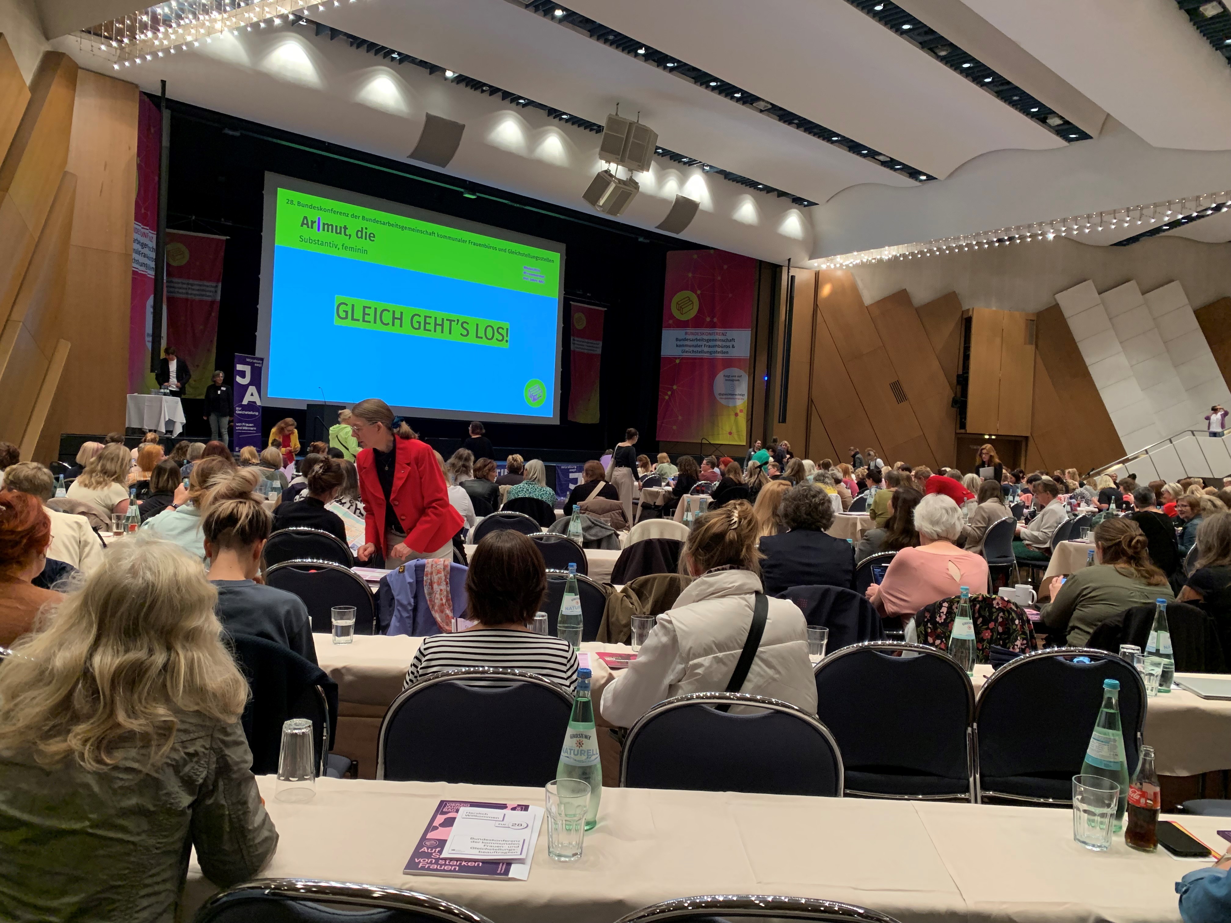 Viele Menschen in einem Konferenzraum