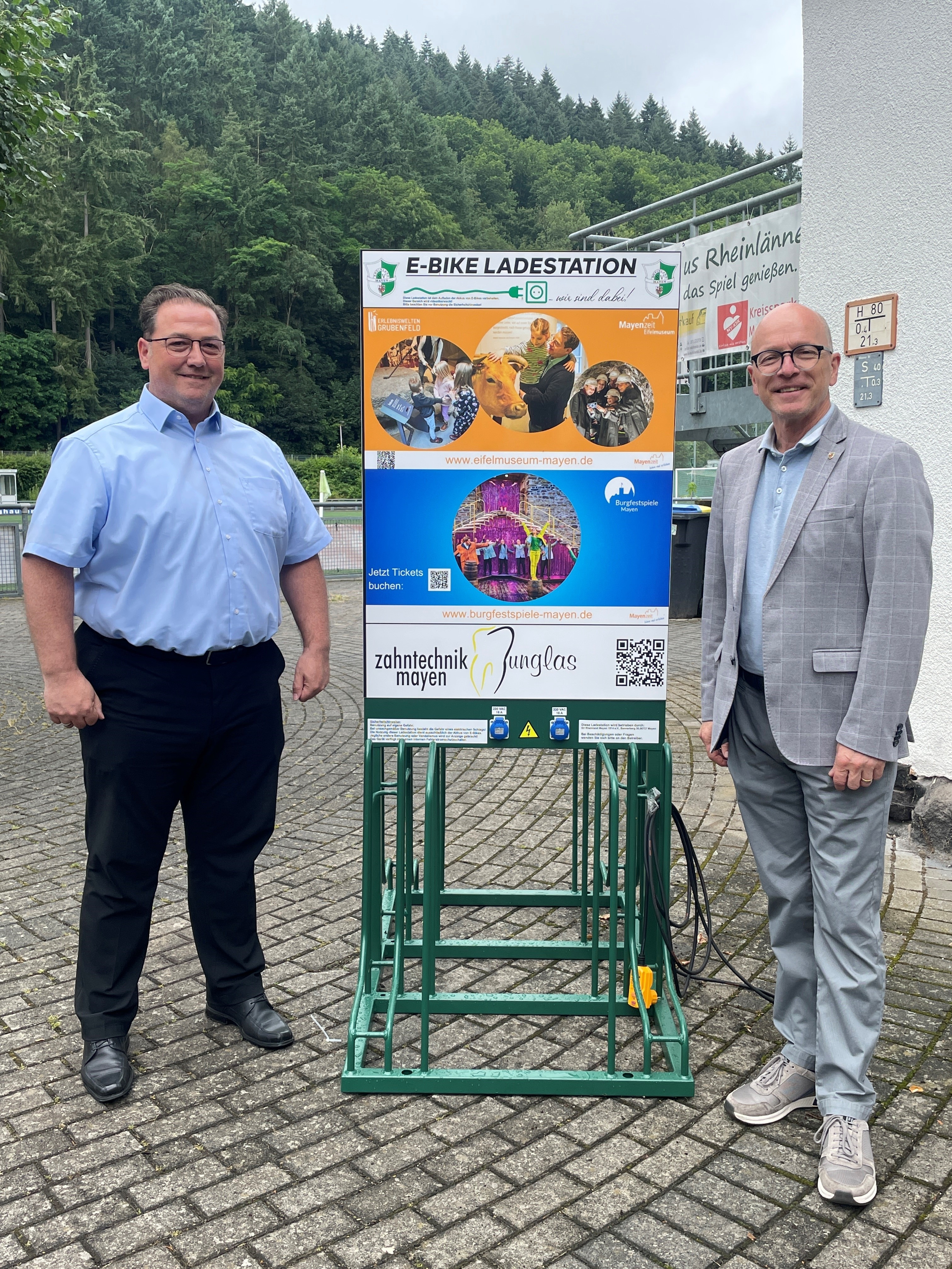 Andreas Lanser und Oberbürgermeister Dirk Meid an der neuen E-Bike Ladestation