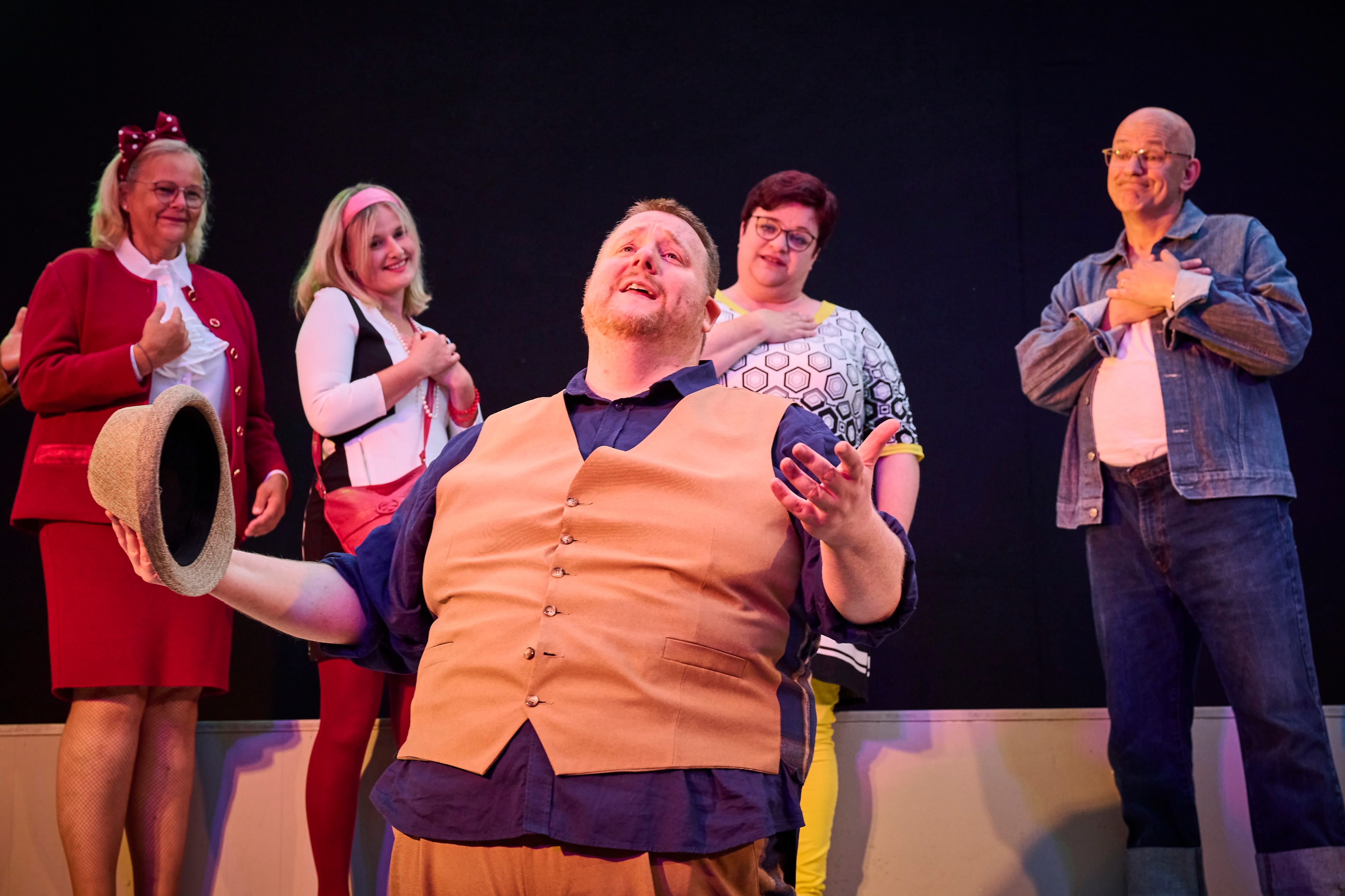 Singender Mann - im Hintergrund weitere Menschen