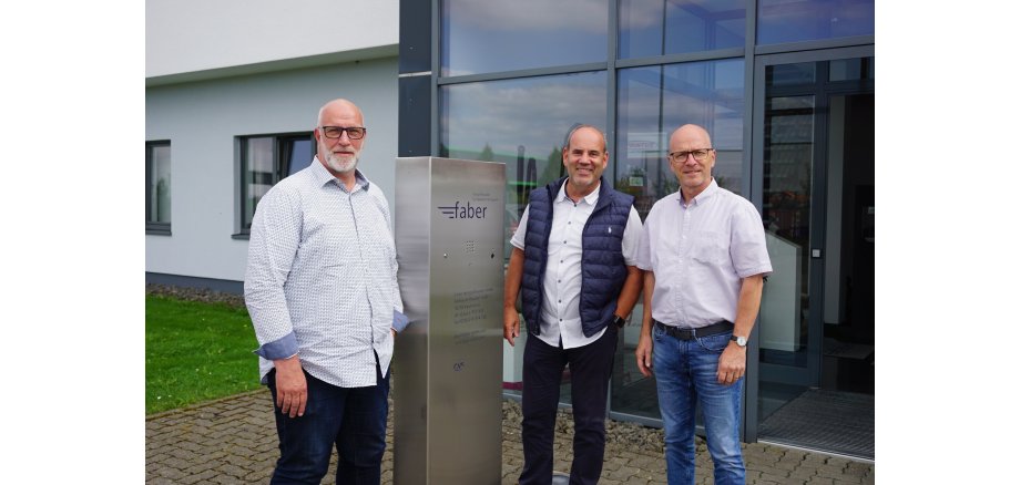 3 Männer stehen für ein Bild zusammen