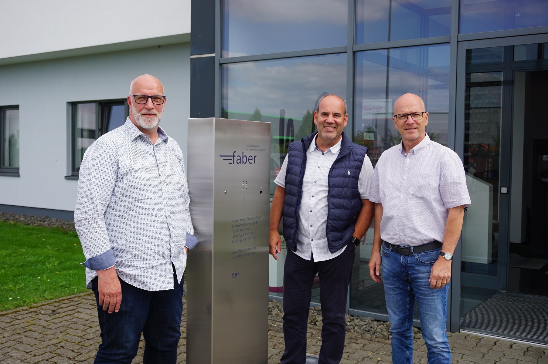 3 Männer stehen für ein Bild zusammen