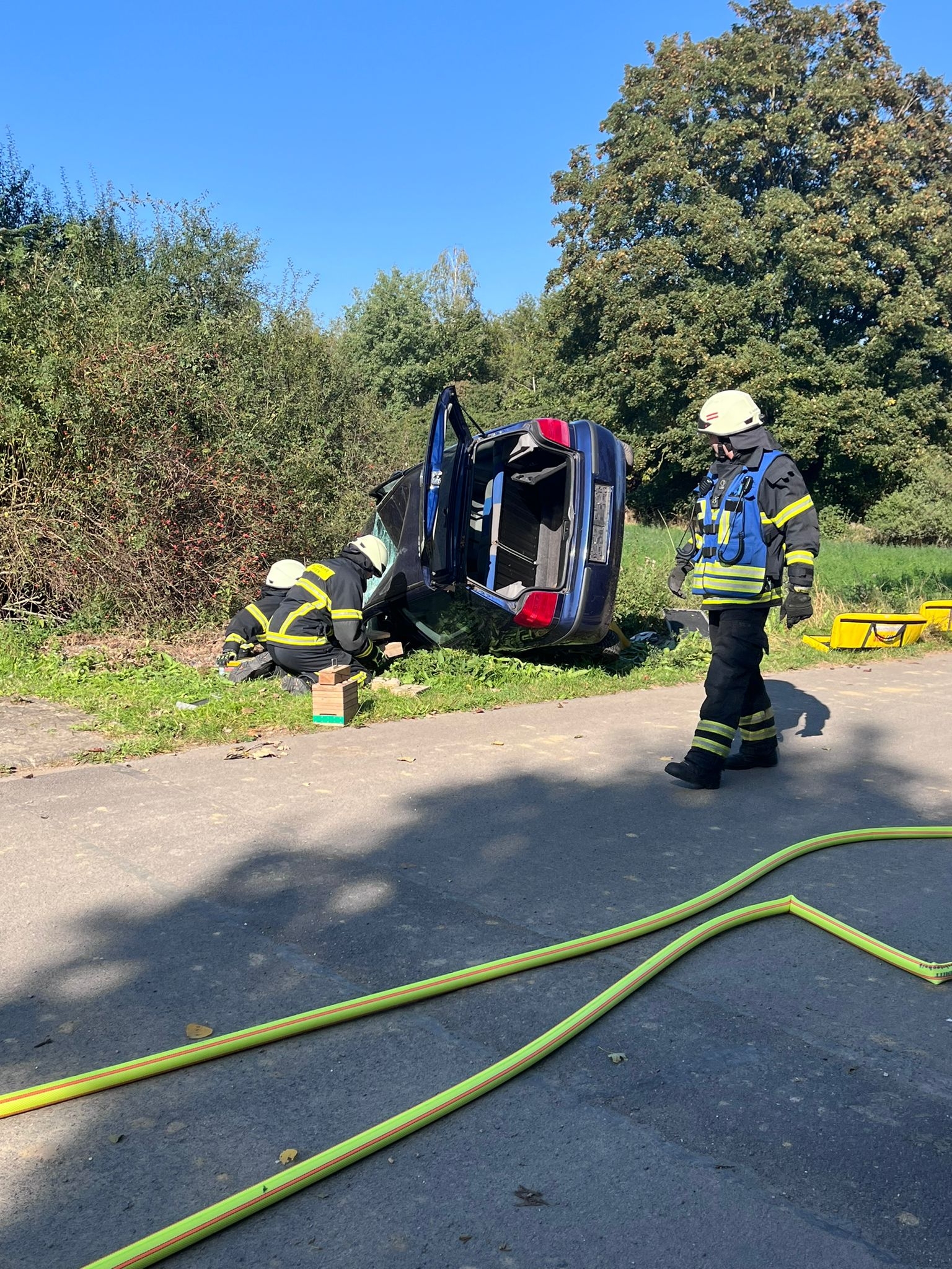 Feuerwehrleute üben die Rettung von Verletzten nach einem simulierten Verkehrsunfall