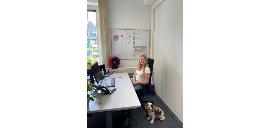 Isabell Verhagen mit ihrem Hund Charlie am Arbeitsplatz Isabell Verhagen mit ihrem Hund Charlie am Arbeitsplatz
