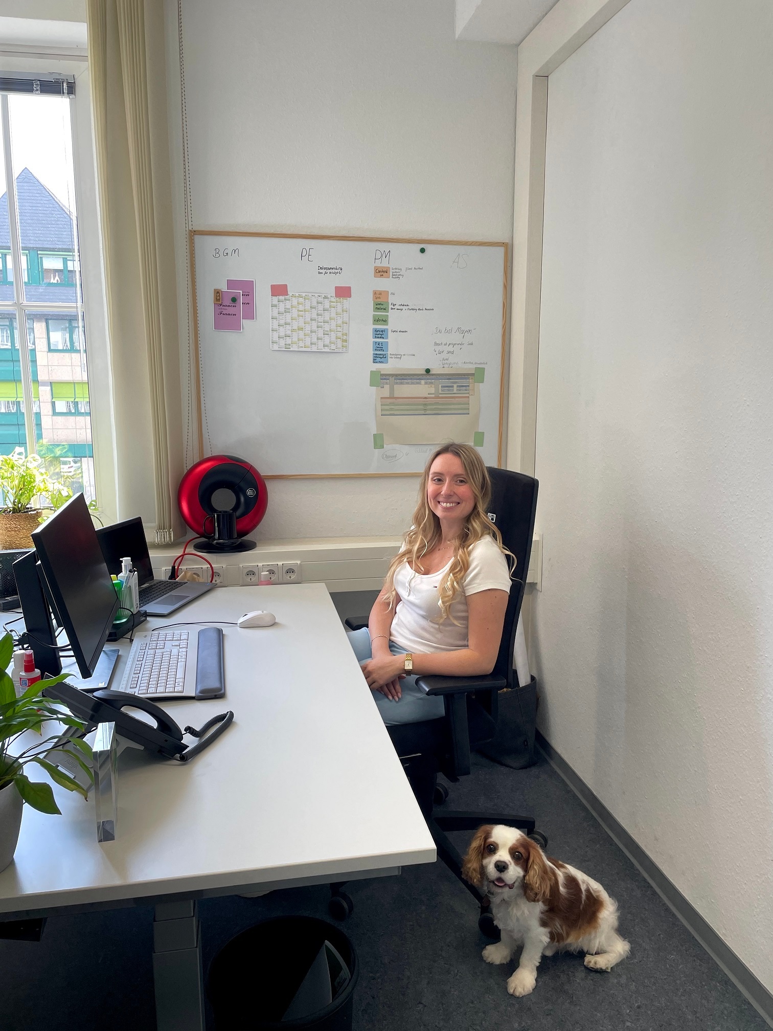Isabell Verhagen mit ihrem Hund Charlie am Arbeitsplatz