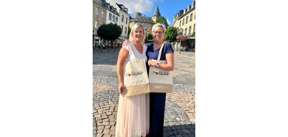 Die Merchandise Artikel sind ab sofort in den Vorverkaufsstellen verfügbar Die Merchandise Artikel sind ab sofort in den Vorverkaufsstellen verfügbar