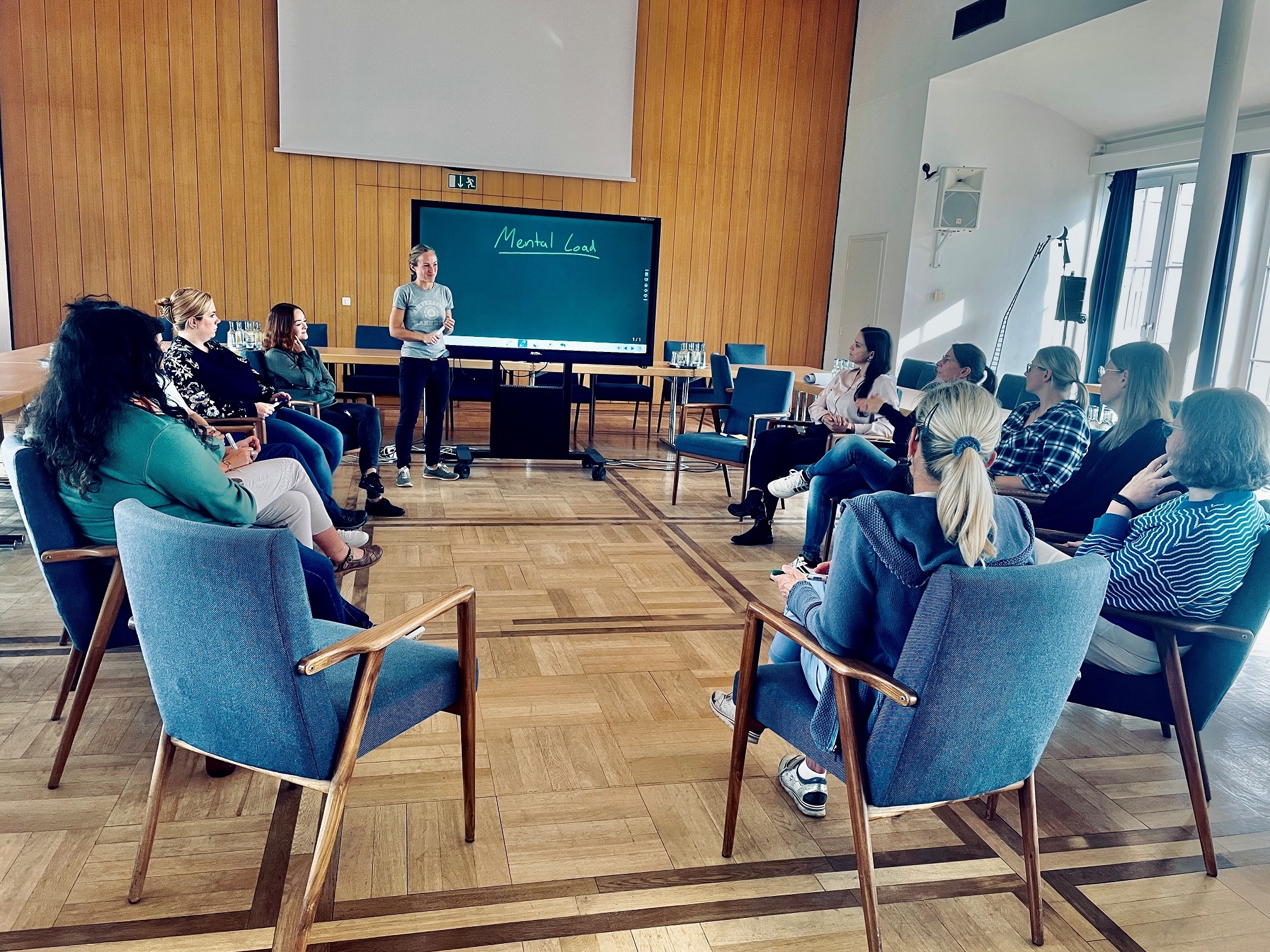 Die Mitarbeiterinnen der Stadtverwaltung Mayen im gemeinsamen Austausch Viele Frauen im Stuhlkreis im Sitzungssaal