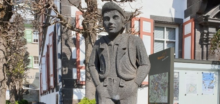 Statue des Mayener Jung auf dem Marktplatz