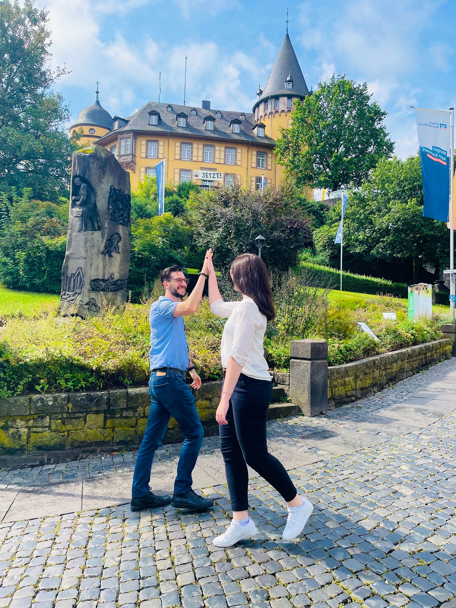 Sabrina Retterath und Mohamad Al Emam Eine Frau und ein Mann klatschen in die Hände