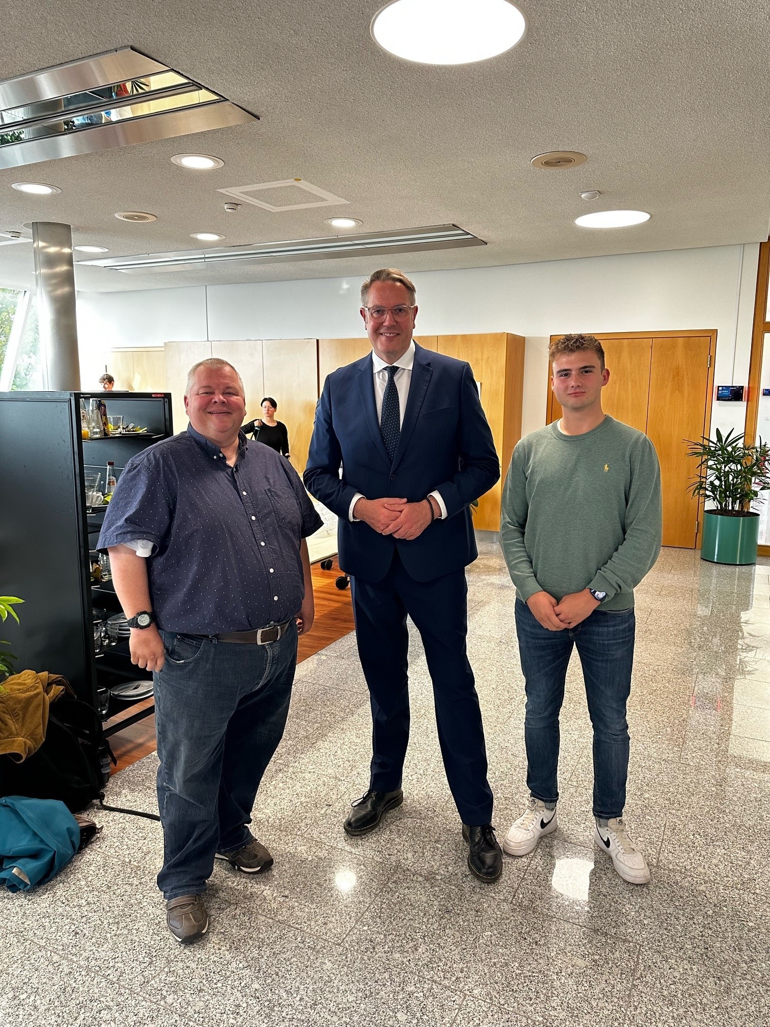 v.l.n.r.: Personalratsvorsitzender Wolfgang Goeken, Ministerpräsident Alexander Schweitzer und Vorsitzende der Jugend- und Auszubildendenvertretung Marius Luxem Drei Personen auf einem Messegelände