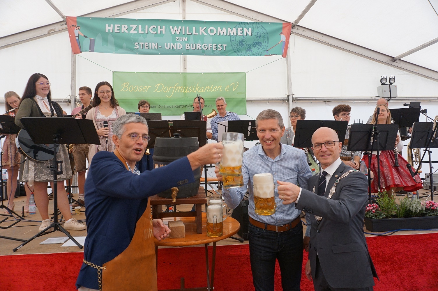 Sonntag fand der traditionelle Fassanstich durch den Ehrengast statt. v.l.n.r. Ehrengast Karl-Josef Esch, Gebietsverkaufsleiter Bitburger Olaf Hommes, Oberbürgermeister Dirk Meid 