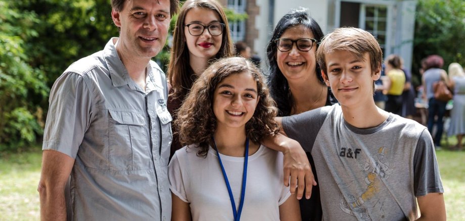 5 Personen der Gastfamilie im Grünen