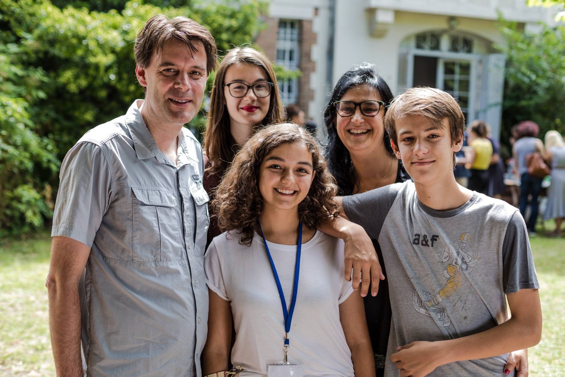 5 Personen der Gastfamilie im Grünen