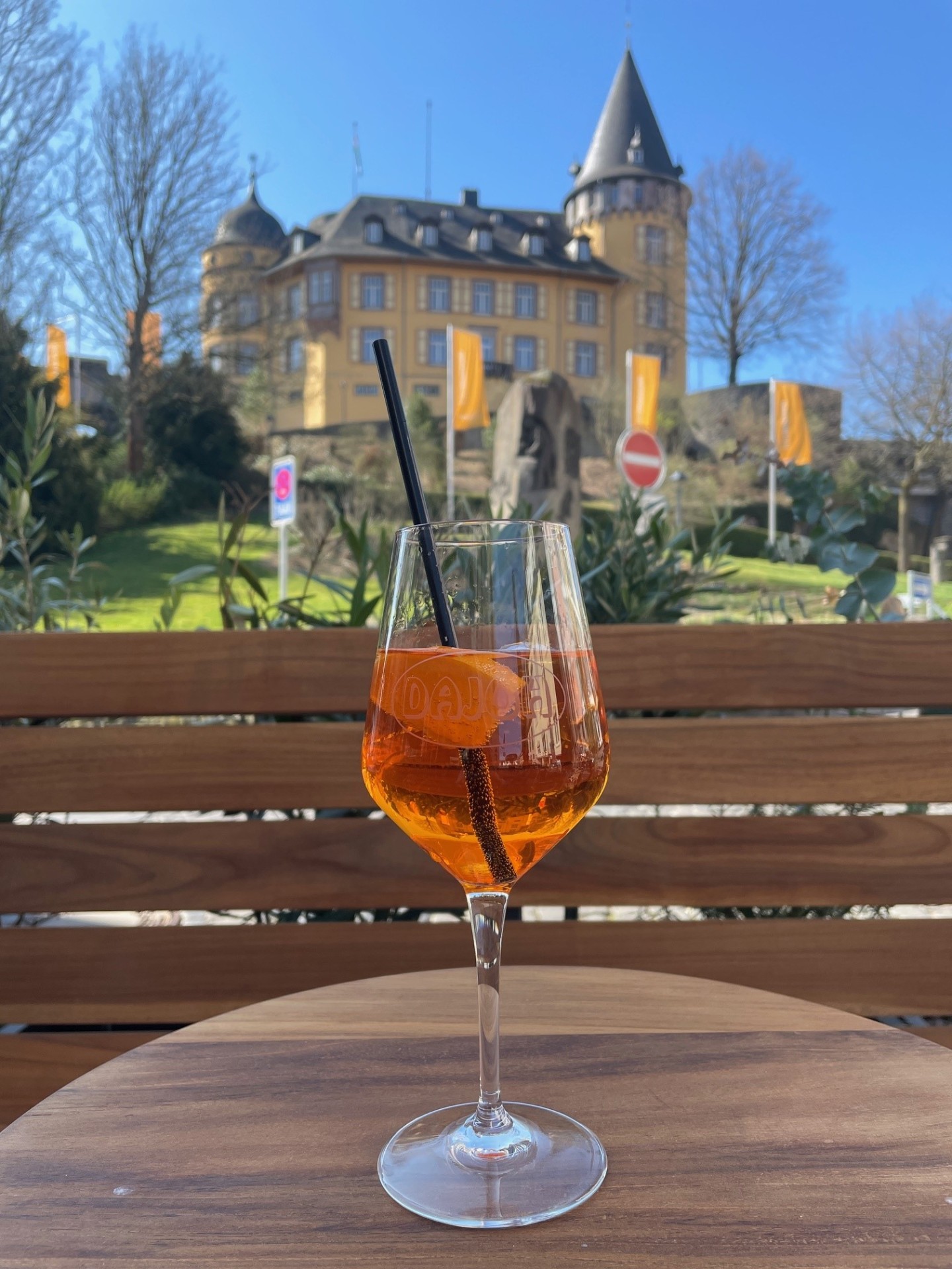 Ein Getränk auf einem Tisch vor der Burgkulisse