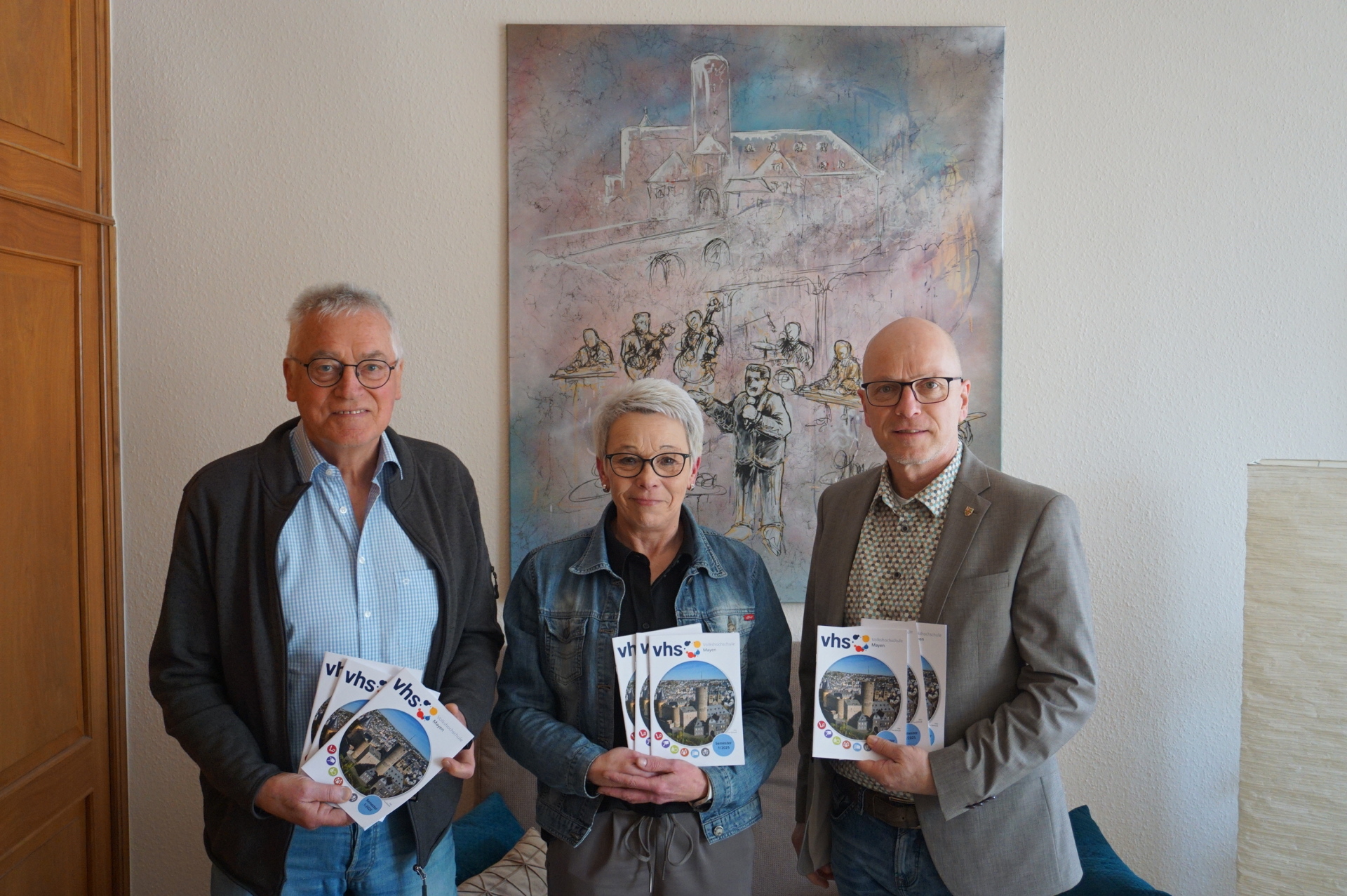 3 Personen mit dem neuen VHS-Heft