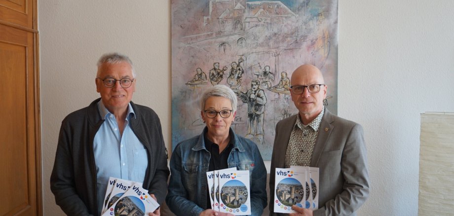3 Personen mit dem neuen VHS-Heft