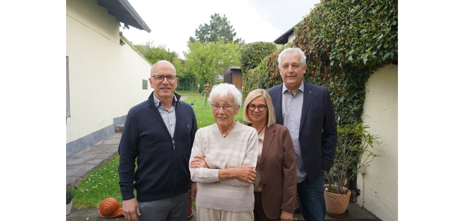 2 Frauen und 2 Männern stehen im Garten für ein Foto