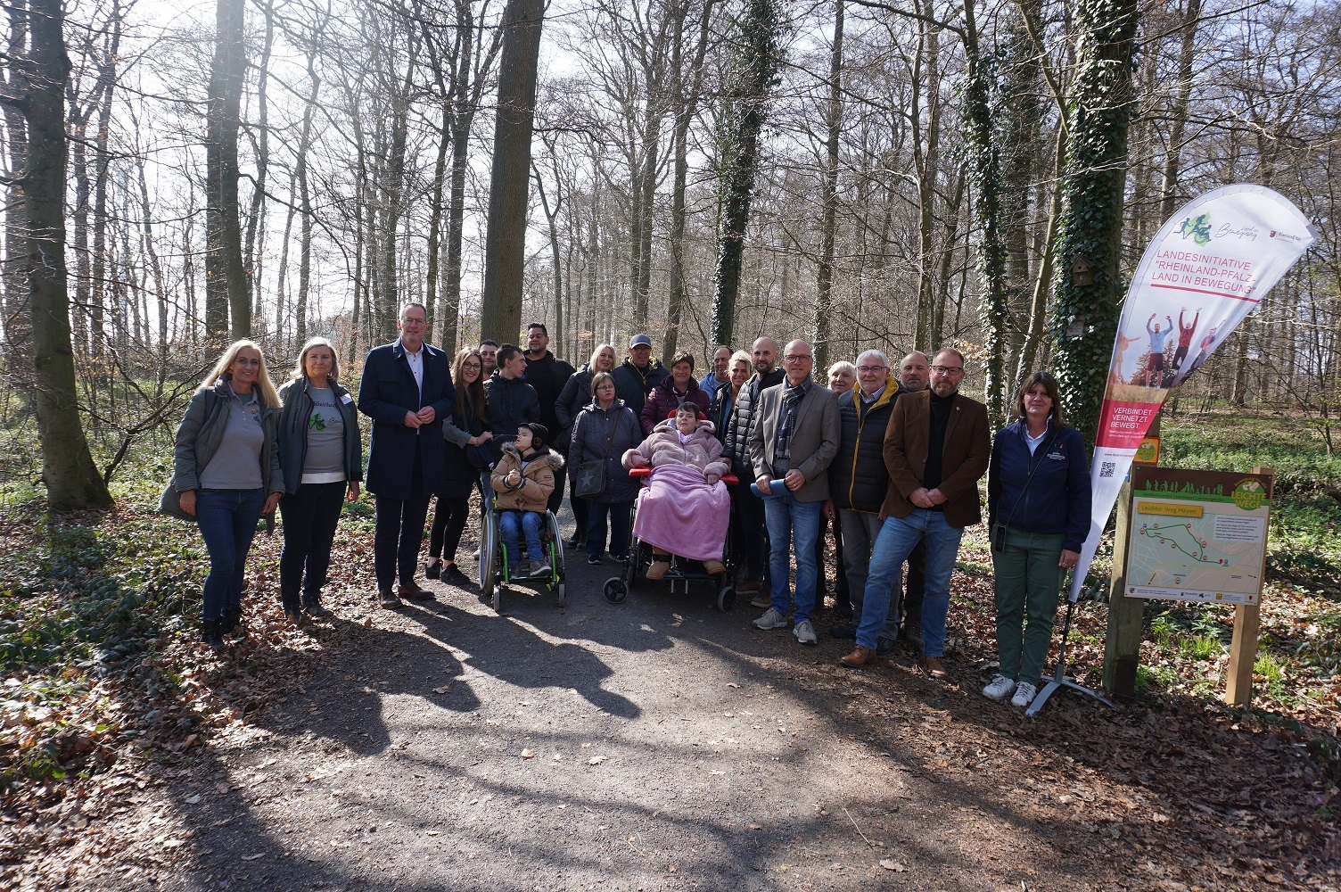Innenminister Michael Ebling und Oberbürgermeister Dirk Meid freuen sich über die Auszeichnung „Leichter Weg“ Eine Gruppe von Leuten auf dem Radweg