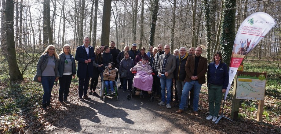 Eine Gruppe von Leuten auf dem Radweg