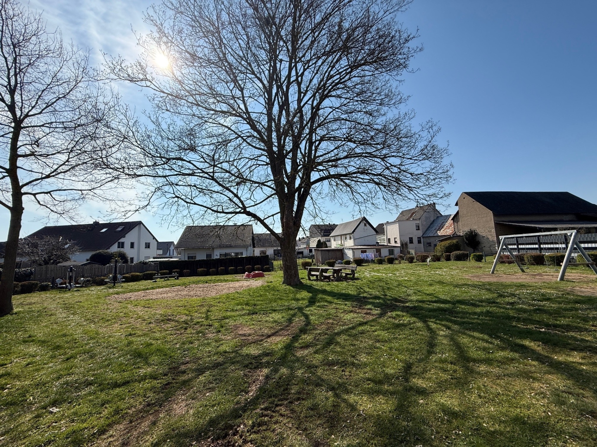 Ein Bild bei Sonnenschein von einem Spielplatz