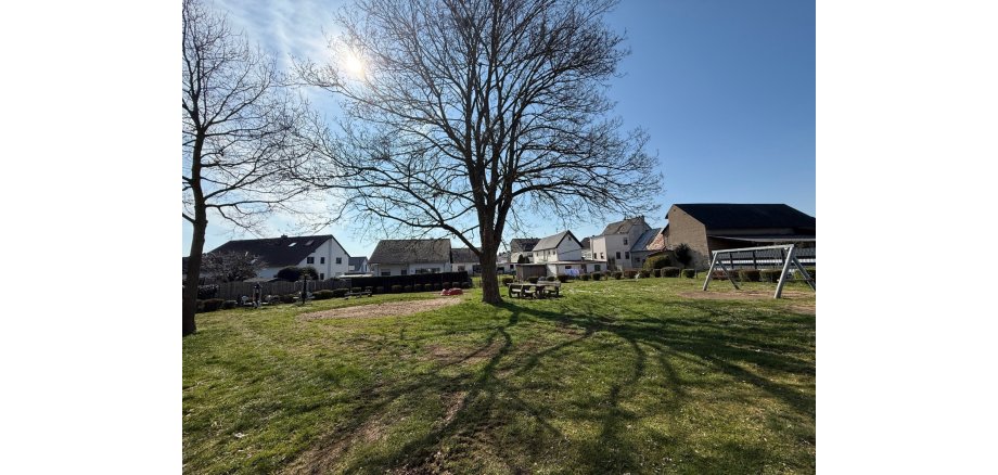 Ein Bild bei Sonnenschein von einem Spielplatz