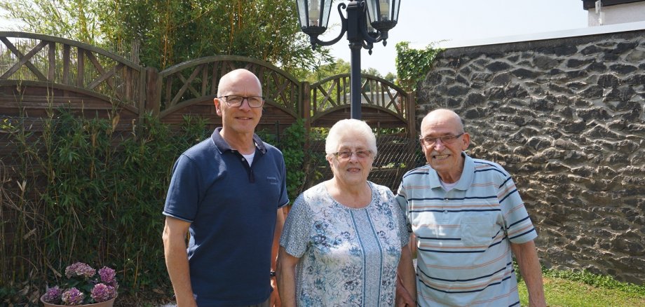 Maria und Heinz Romahn mit Oberbürgermeister Dirk Meid (links) 