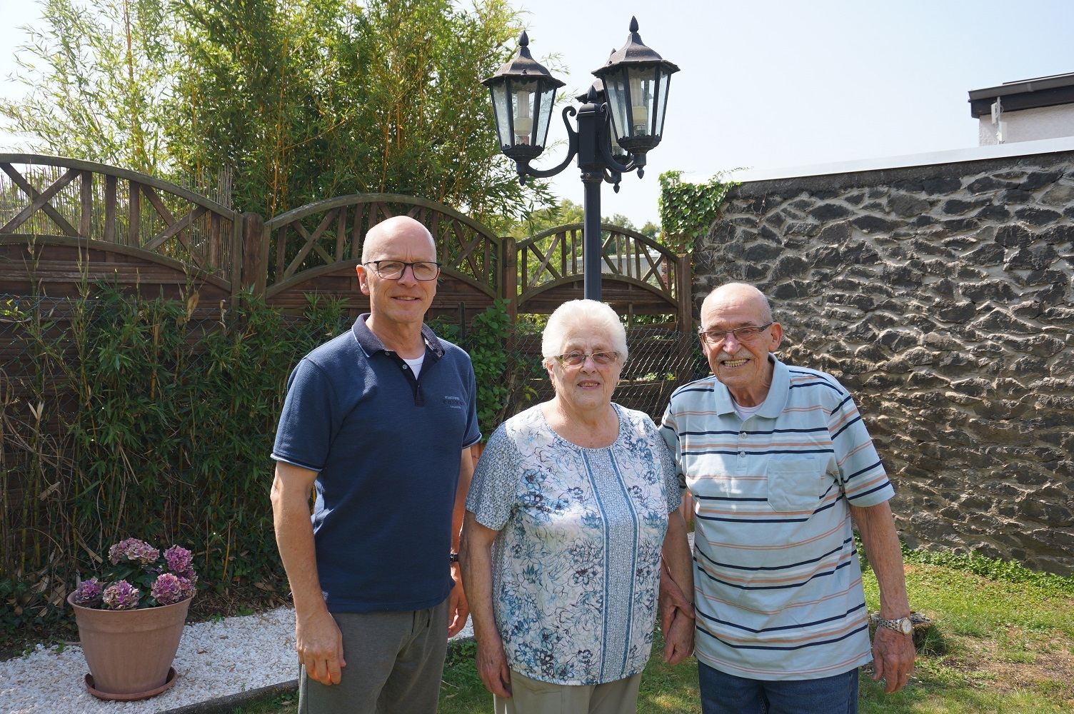 Maria und Heinz Romahn mit Oberbürgermeister Dirk Meid (links) 