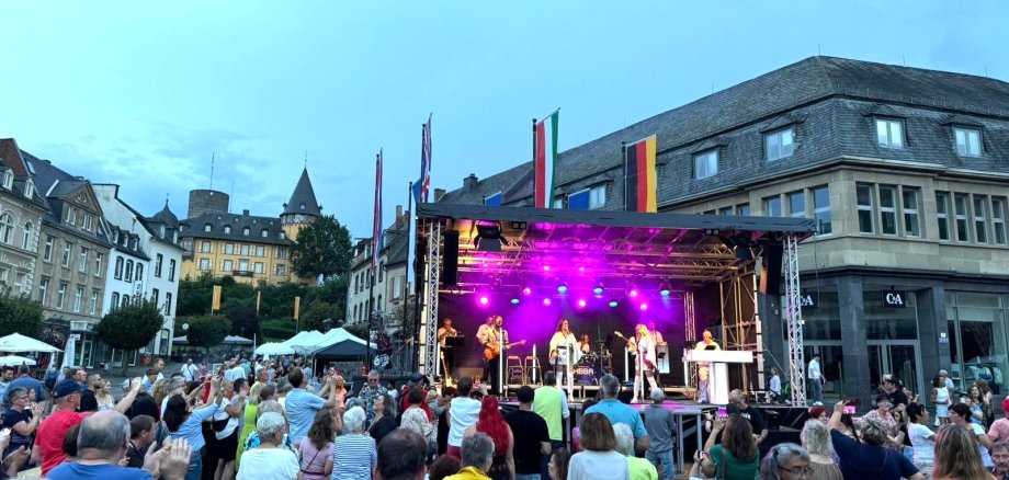 Viele Zuschauer vor der Bühne auf dem Marktplatz