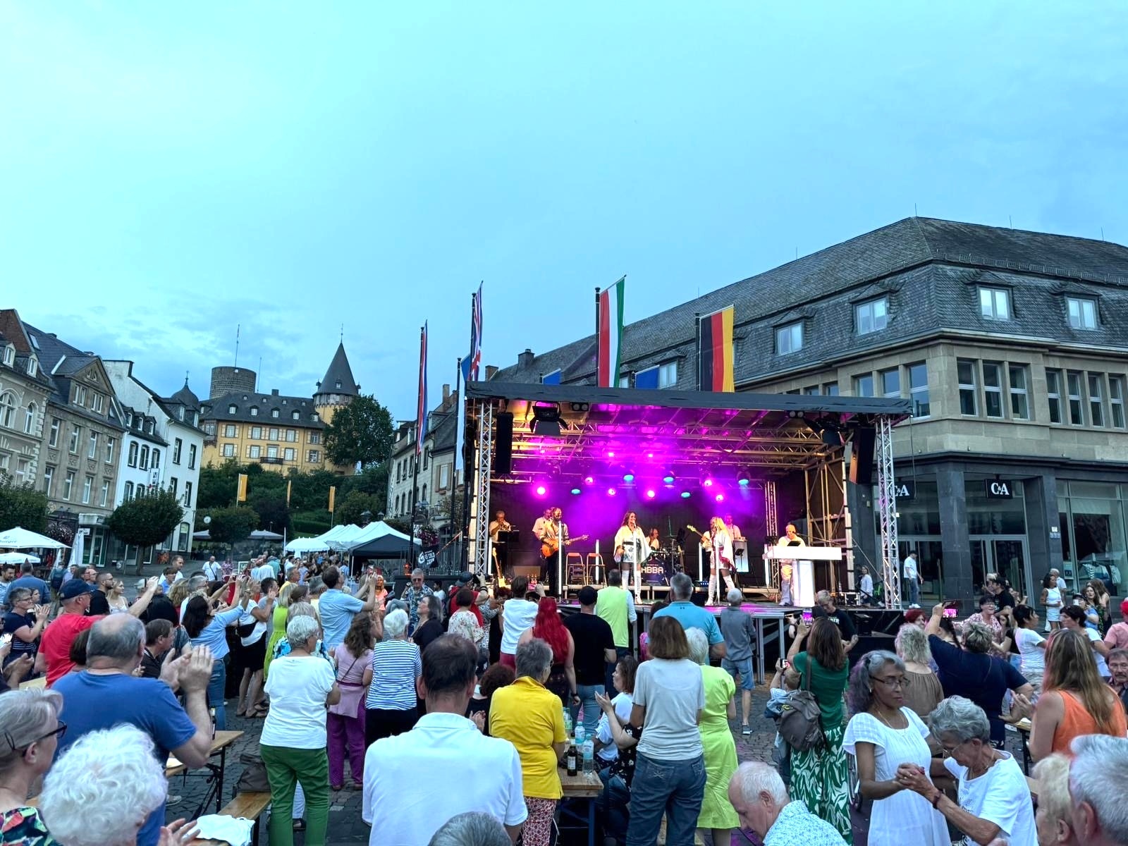 Viele Zuschauer vor der Bühne auf dem Marktplatz