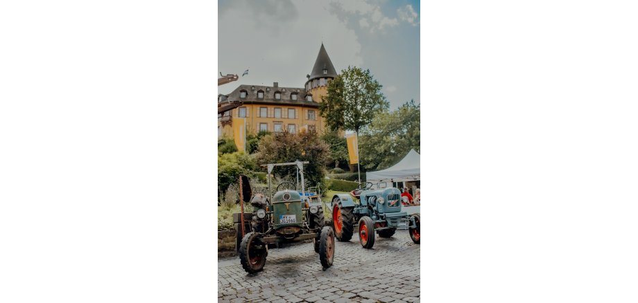 Ein Traktor steht auf dem Marktplatz vor der Burg