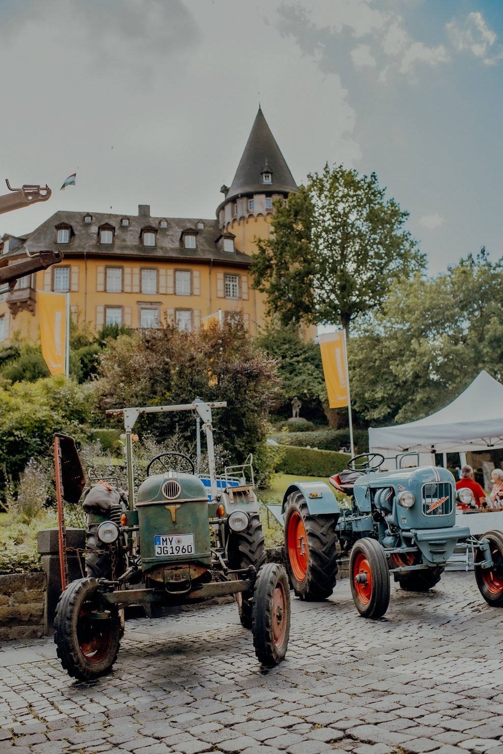 Ein Traktor steht auf dem Marktplatz vor der Burg