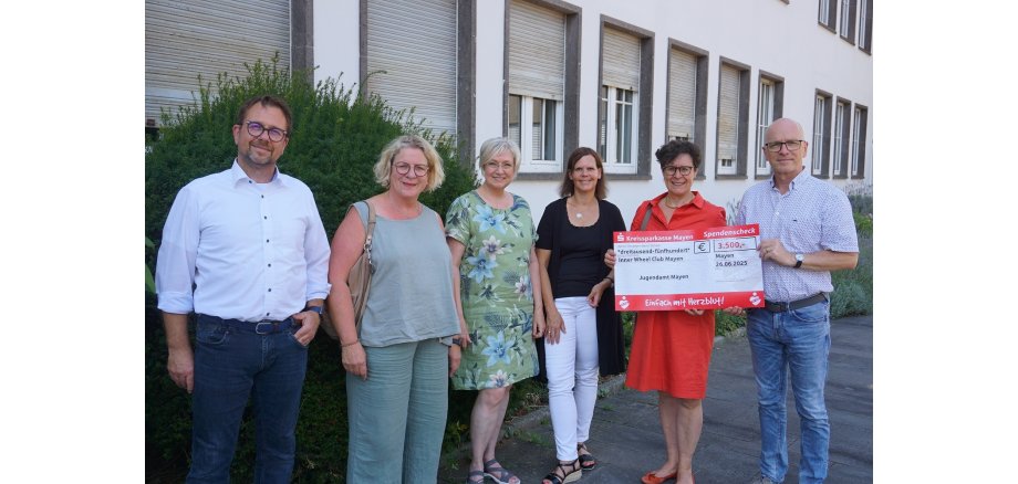 v.l.n.r.: Fachbereichsleiter Peter Brück, Gaby Guckenbiehl, Dorothee Kreling, Anette Bretz-Stotz, Susanne Hannes und Oberbürgermeister Dirk Meid
